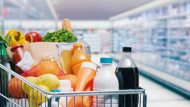Ein mit Lebensmitteln gefüllter Einkaufswagen in einem Supermarkt